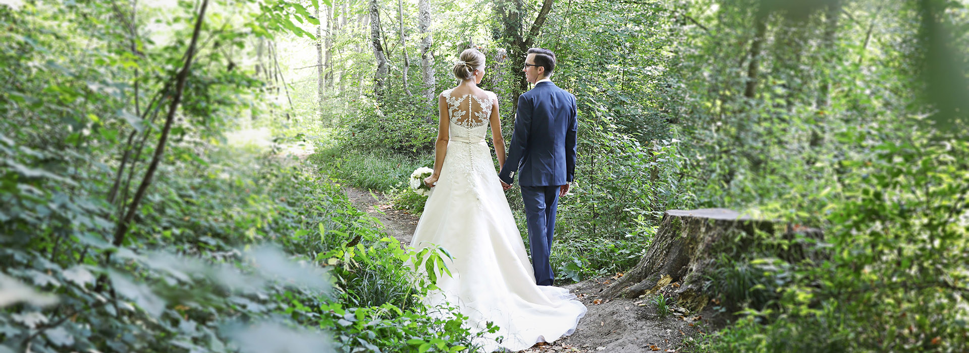 Hochzeitsshooting im Wald, Lichtstimmung, Brautpaar am Waldweg