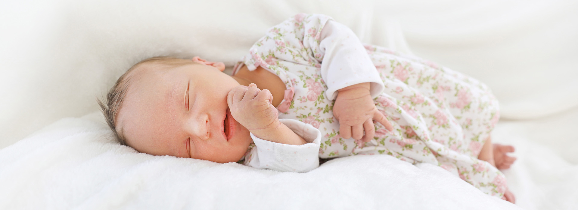 schlafendes Baby, Newbornshooting im Blümchenkleid